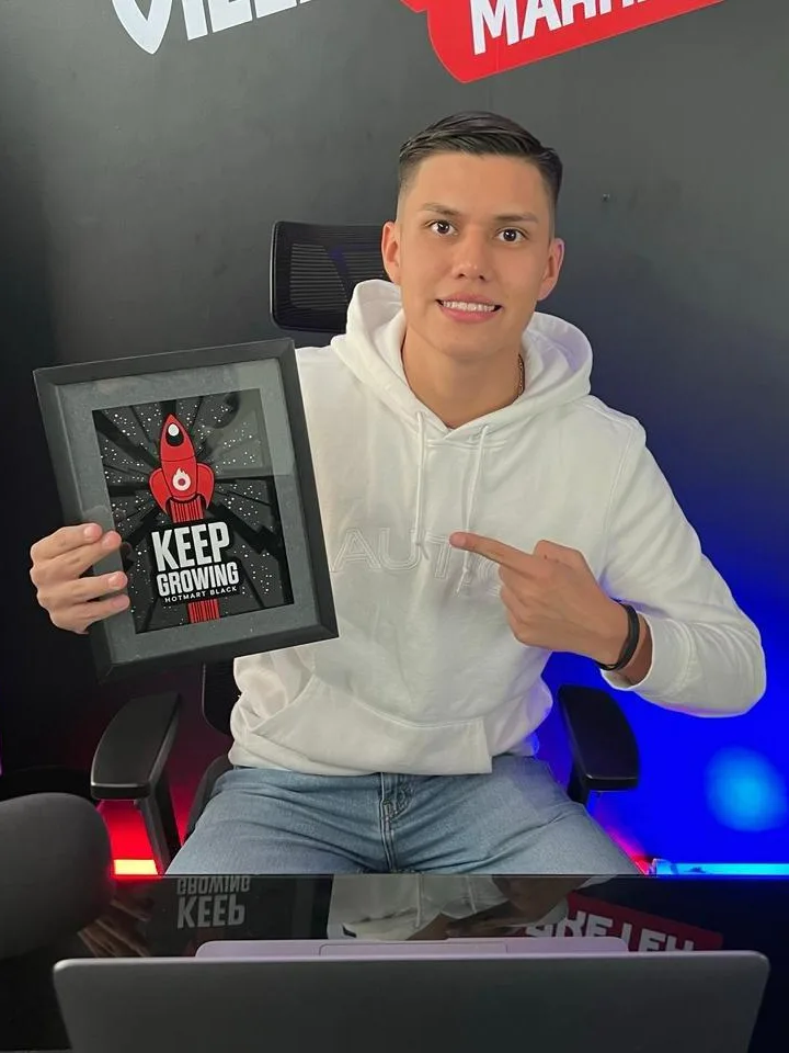 Juan Carlos Villafuerte sosteniendo su placa Hotmart Black